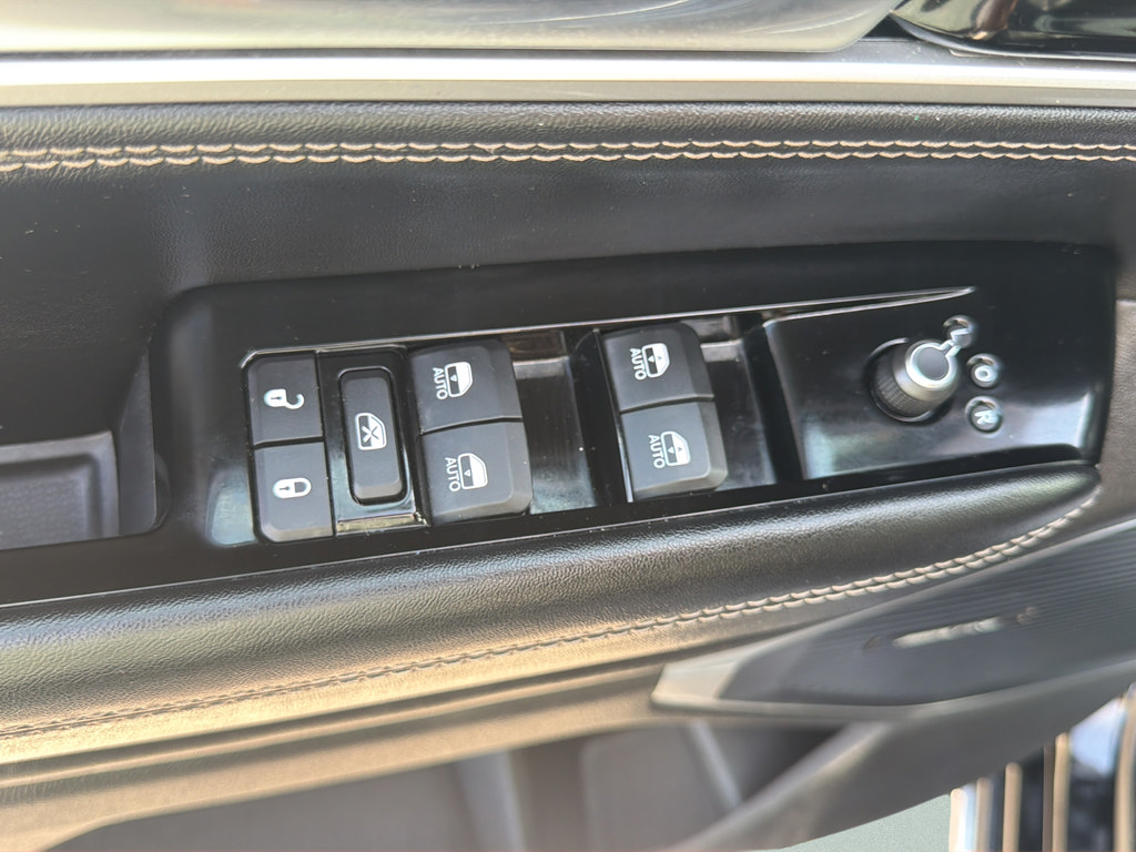 Used 2024 Jeep Wagoneer L Series II RWD image 18