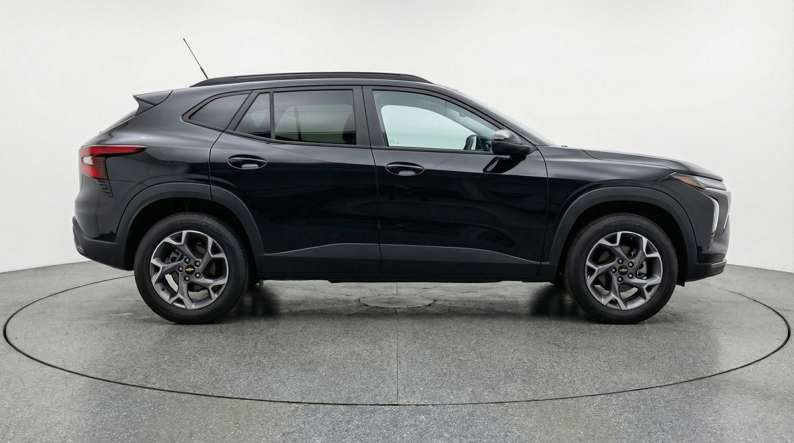 Used 2025 Chevrolet Trax LT FWD image 11