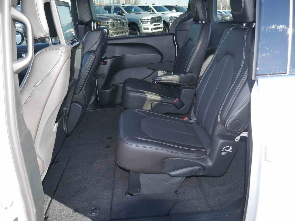 New 2026 Chrysler Pacifica Select image 11