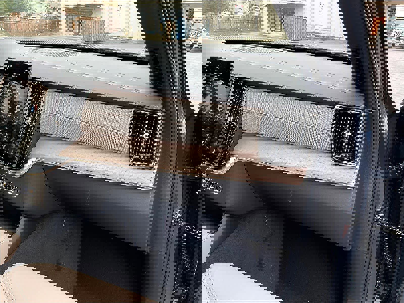 New 2026 Volvo XC90 B6 Plus w/ Protection Package Premier image 29