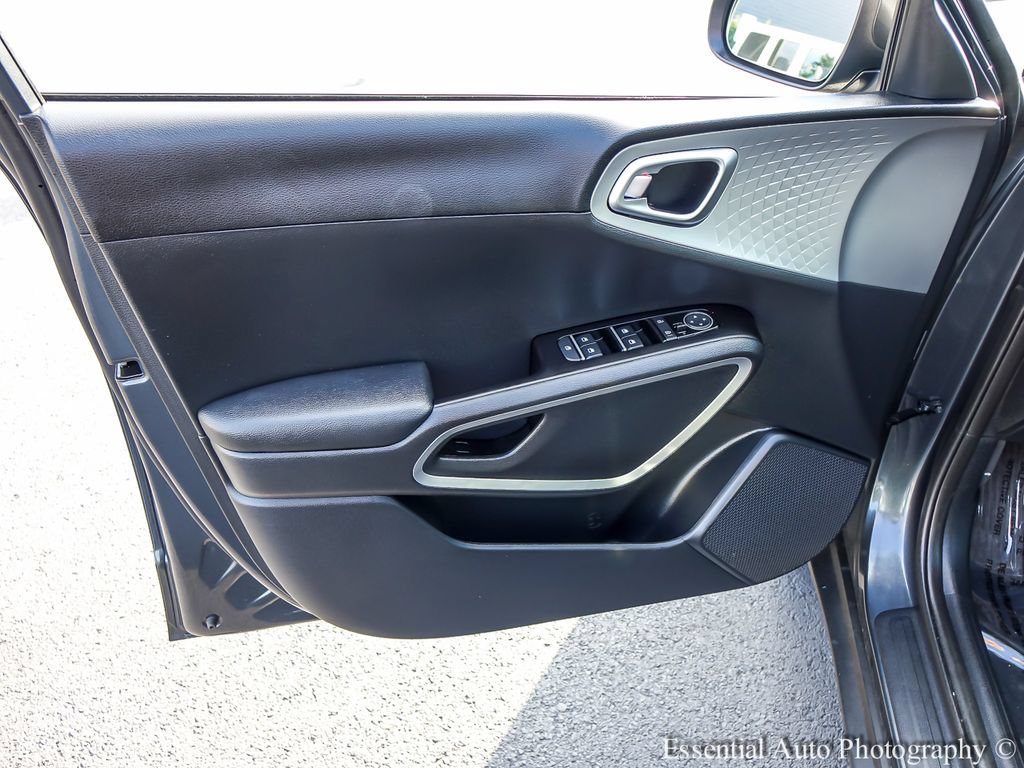 Used 2025 Kia Soul LX w/ LX Technology Package FWD image 17