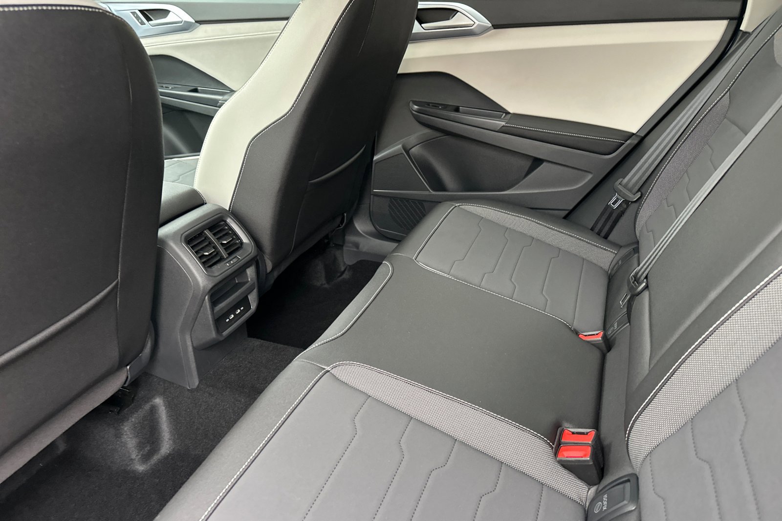 New 2026 Volkswagen Taos SE image 12