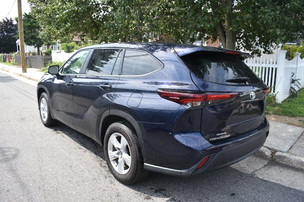 Used 2025 Toyota Highlander LE FWD image 8