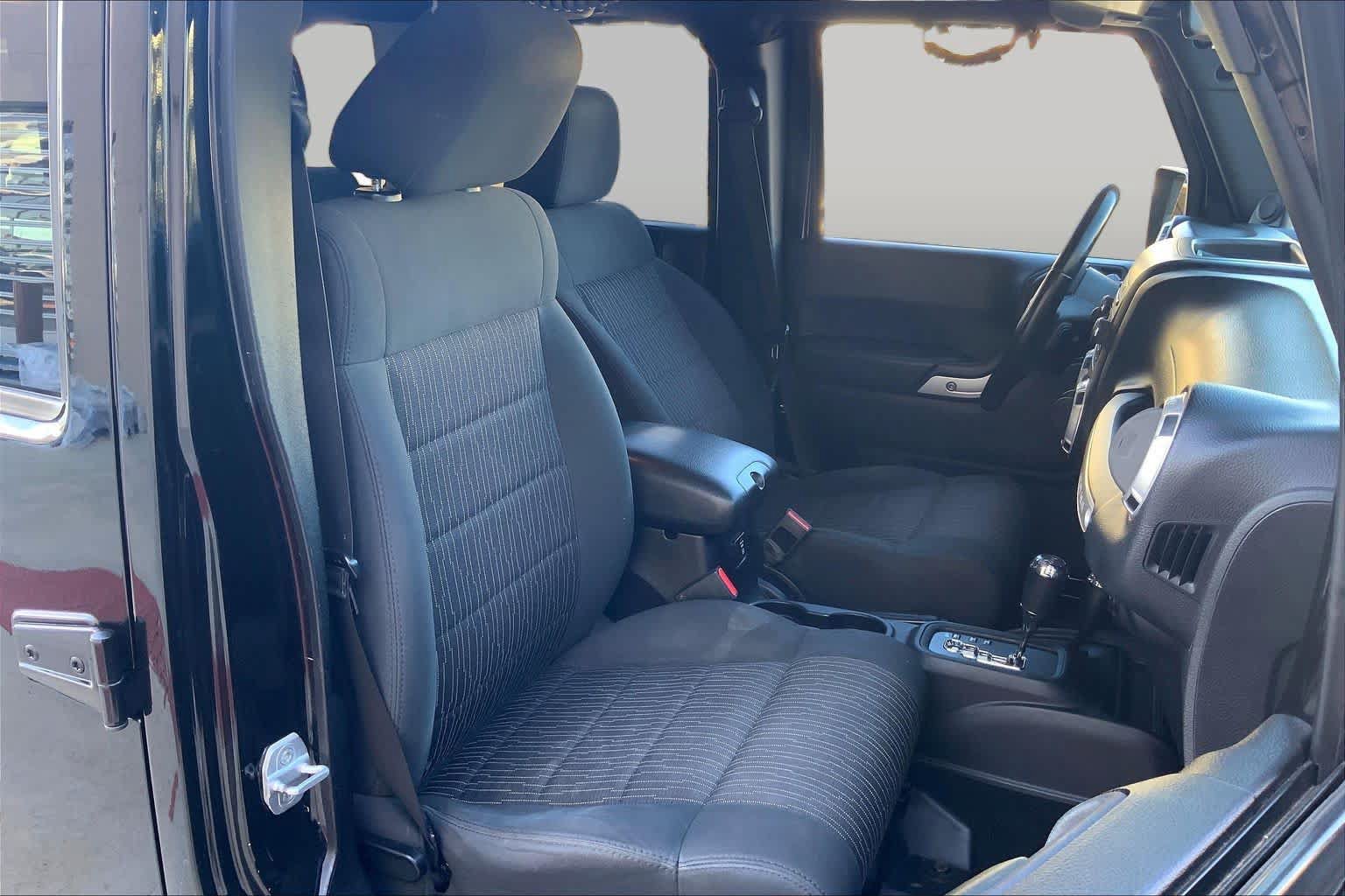 Used 2012 Jeep Wrangler Unlimited Sahara w/ Connectivity Group AWD/4WD image 8