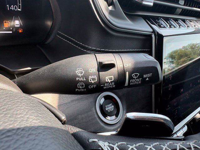 Used 2023 Jeep Grand Cherokee Limited w/ Black Appearance Package AWD/4WD image 39