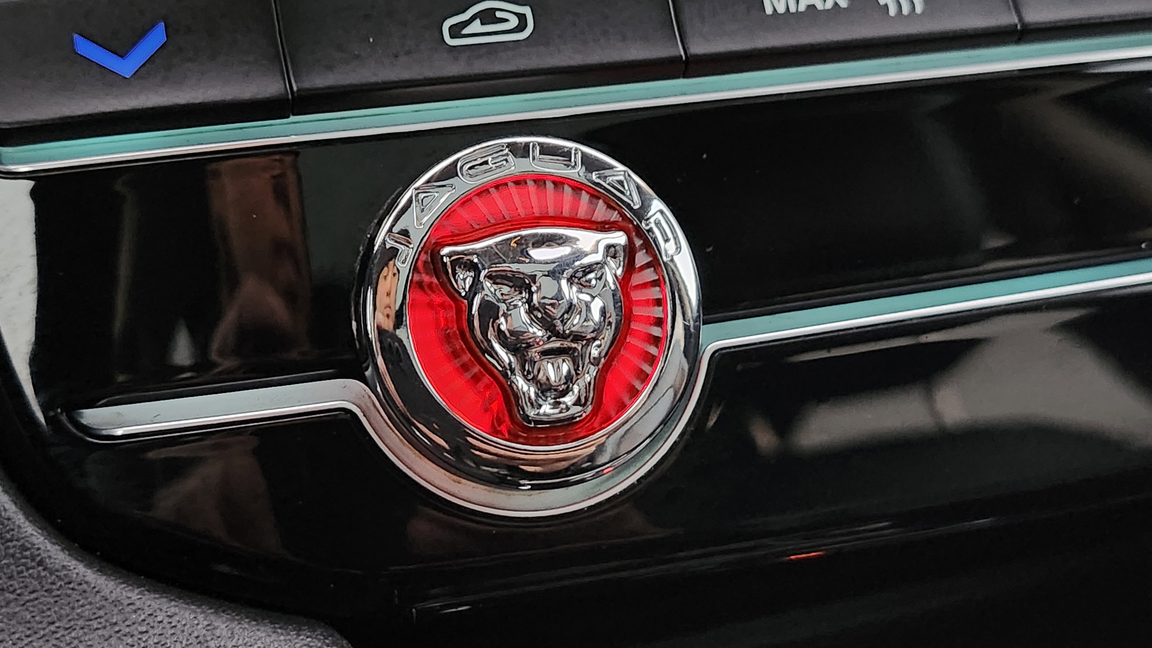 Used 2020 Jaguar F-PACE Premium image 33