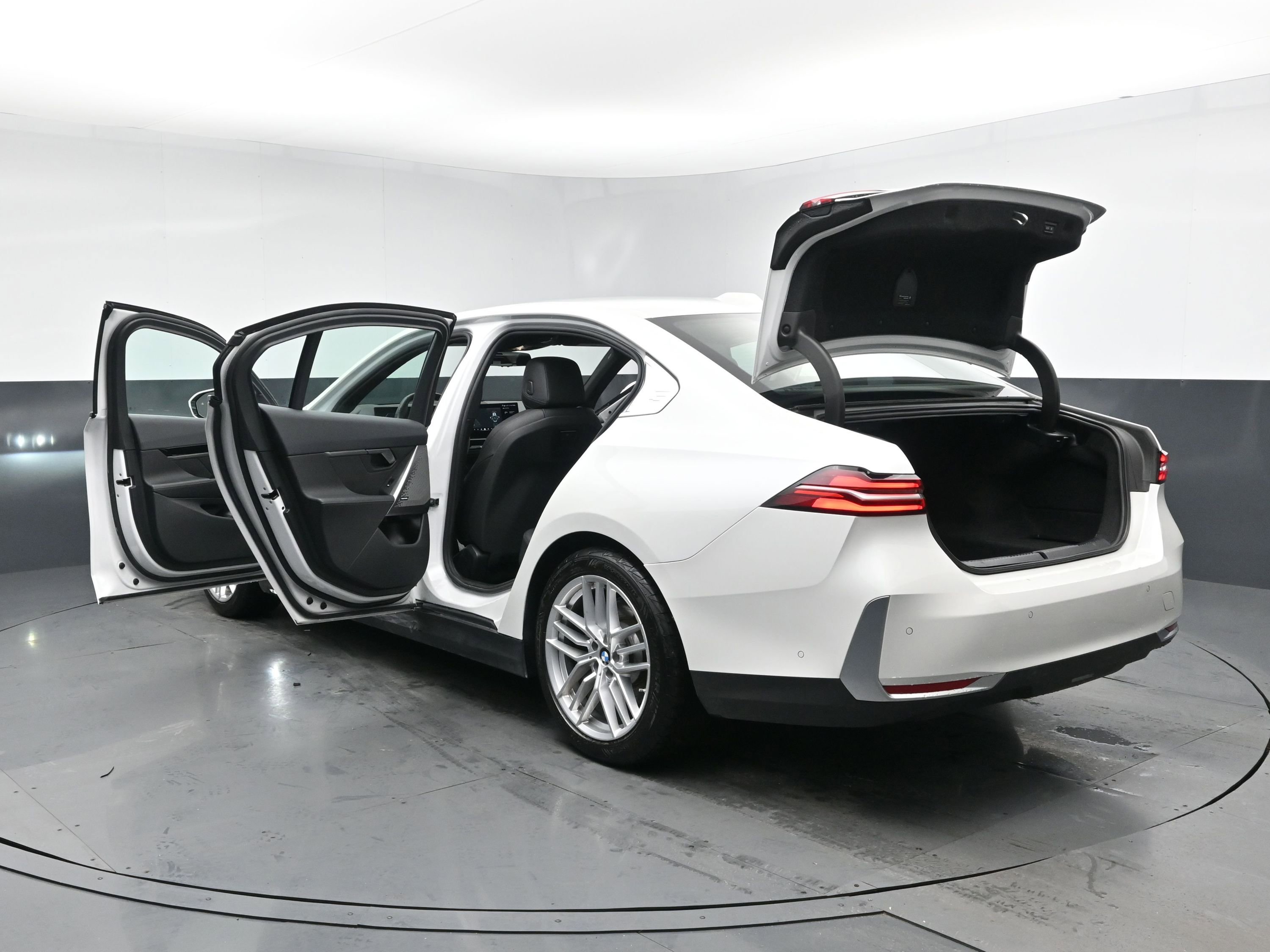 Used 2025 BMW 530i RWD image 30
