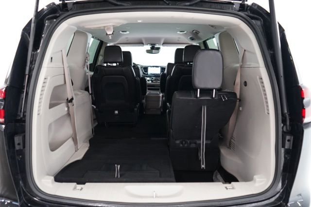 Used 2024 Chrysler Pacifica Touring-L image 34