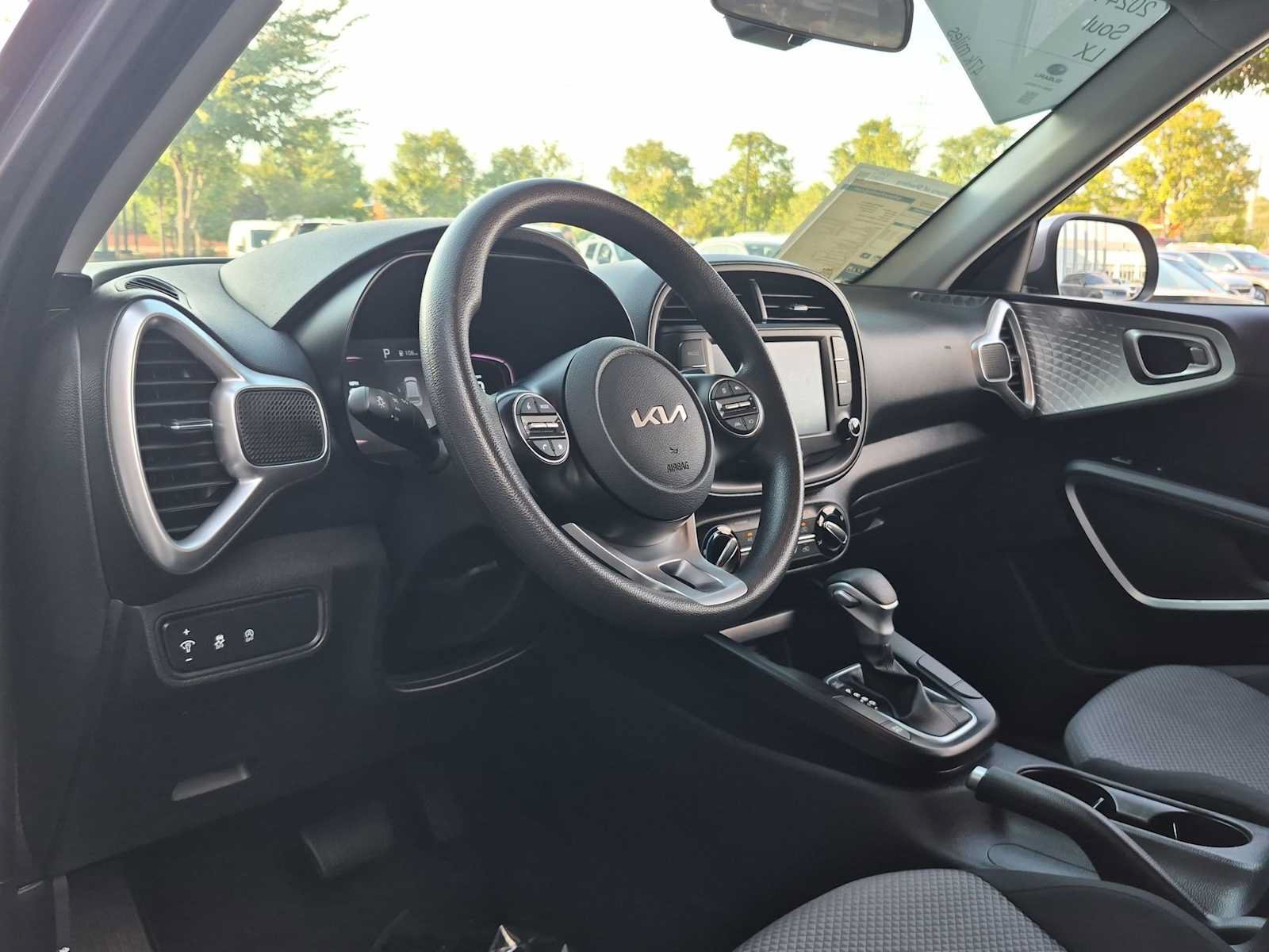 Used 2024 Kia Soul LX w/ LX Technology Package FWD image 10