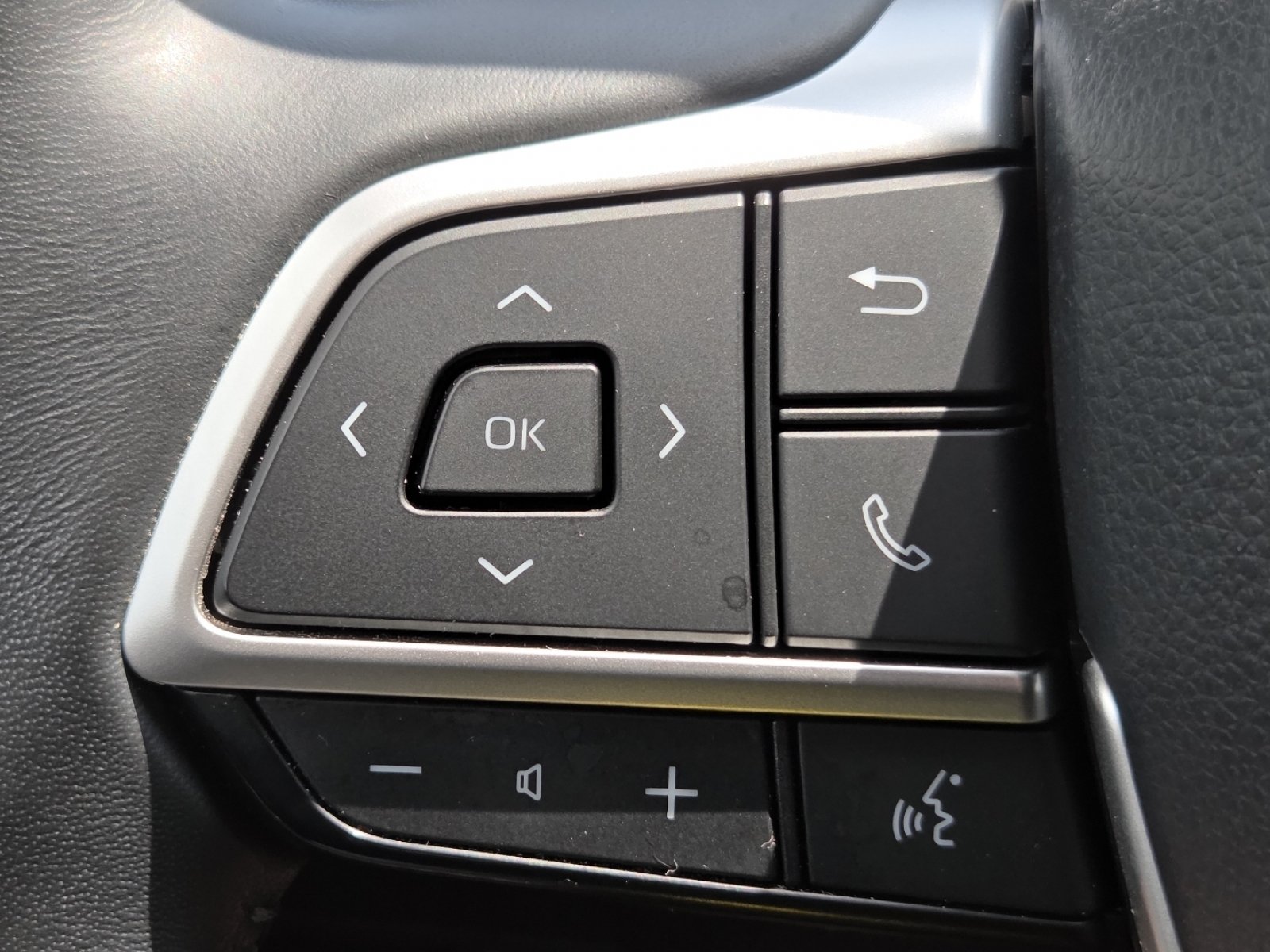 Used 2022 Toyota Highlander XLE AWD/4WD image 15