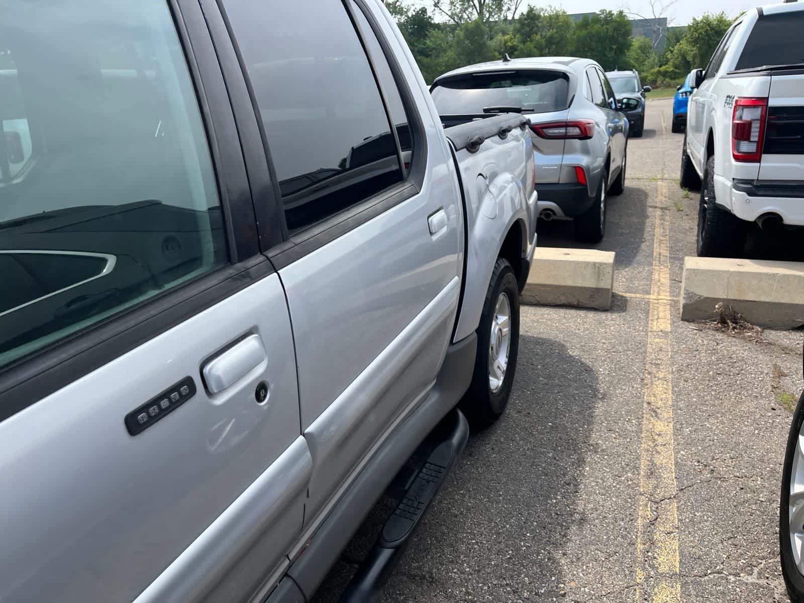 Used 2001 Ford Explorer Sport Trac 4x4 image 9