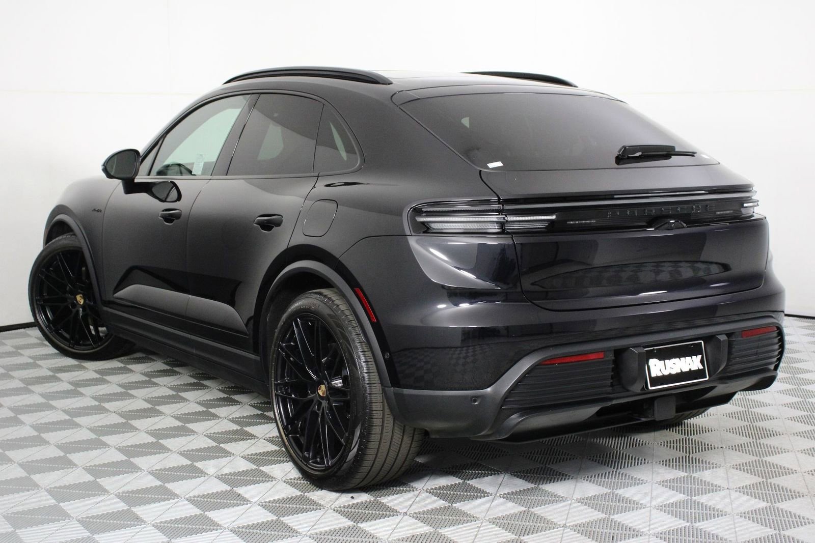 Certified 2025 Porsche Macan 4 Electric image 3