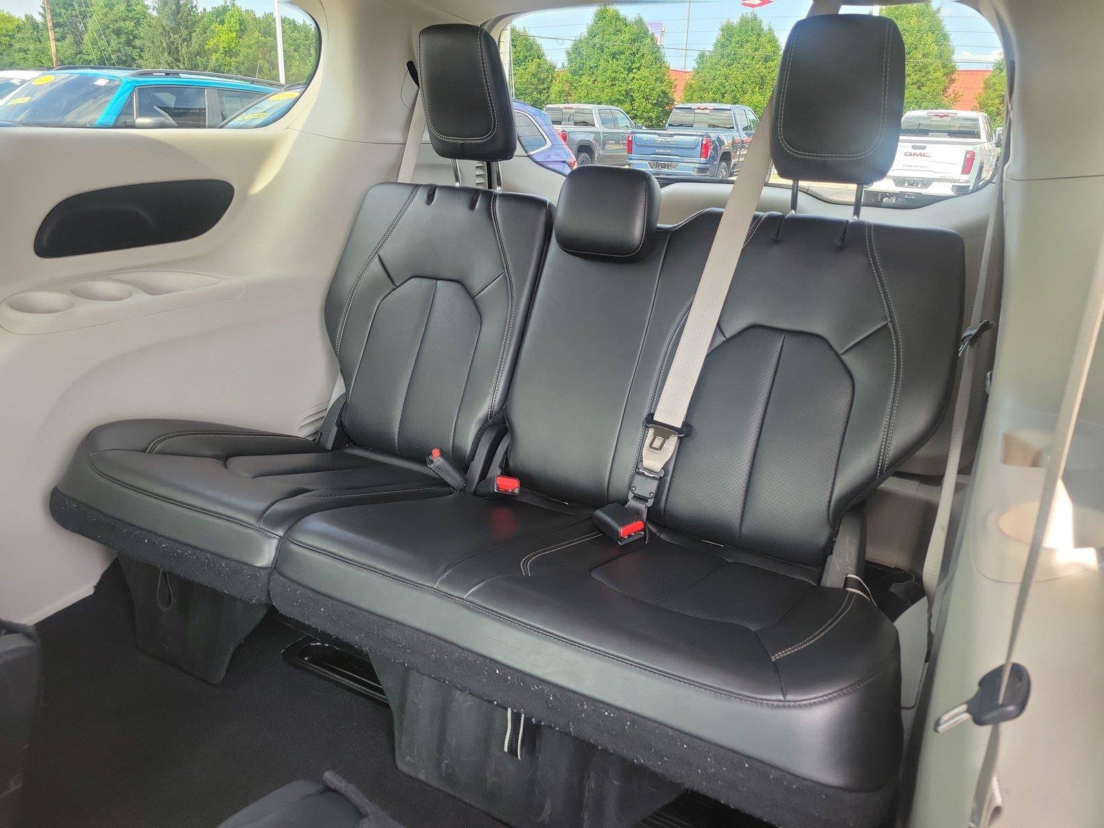 Used 2024 Chrysler Pacifica Touring-L FWD image 13