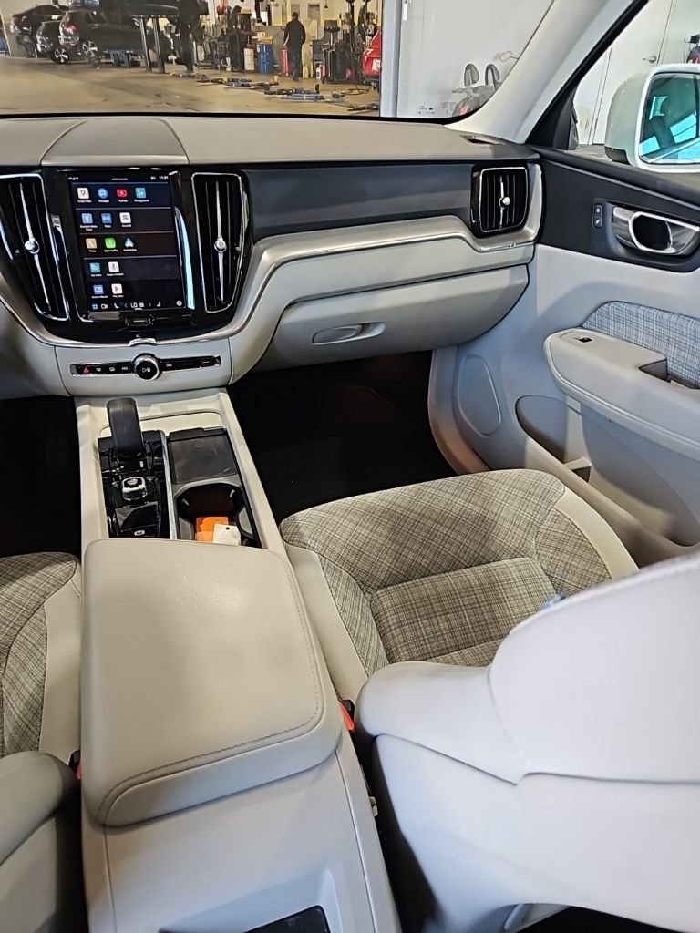 Used 2022 Volvo XC60 B5 Momentum image 24