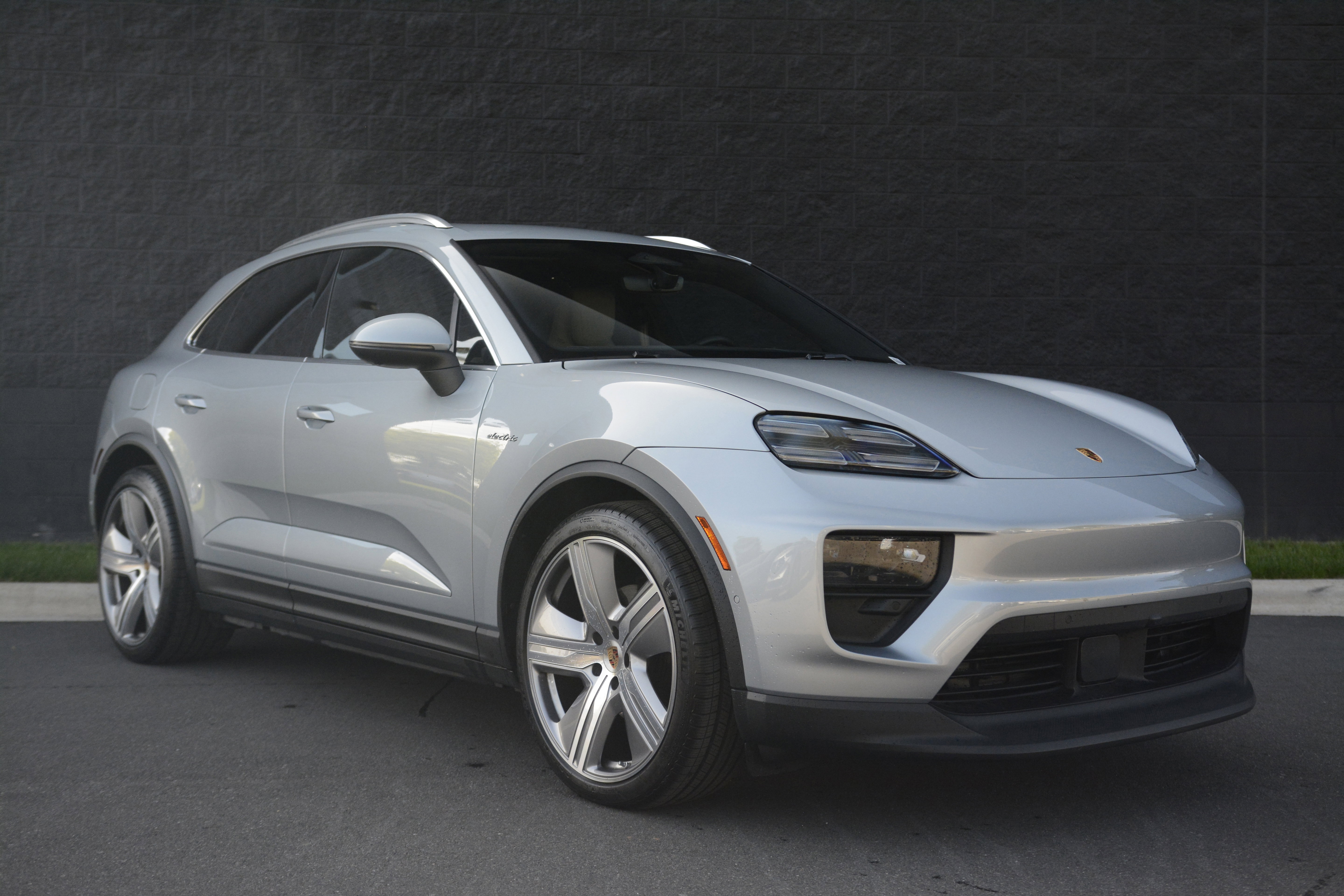 Certified 2025 Porsche Macan 4 Electric image 9