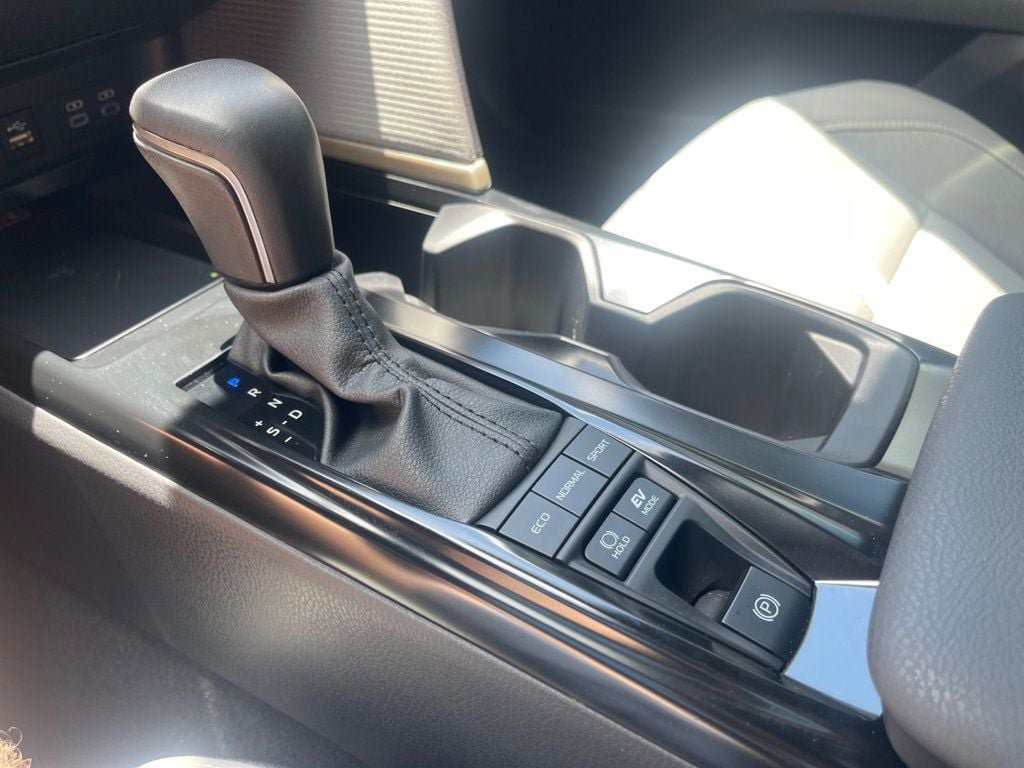 Used 2025 Toyota Camry SE FWD image 19