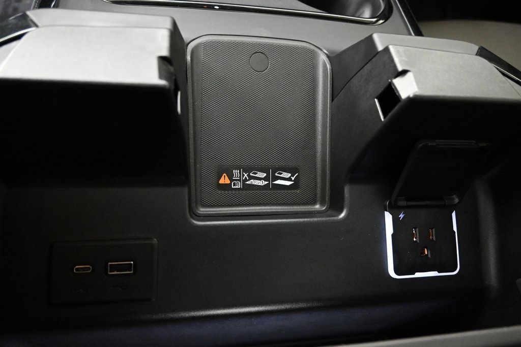 Used 2025 Chevrolet Silverado 2500 ZR2 w/ Technology Package image 32