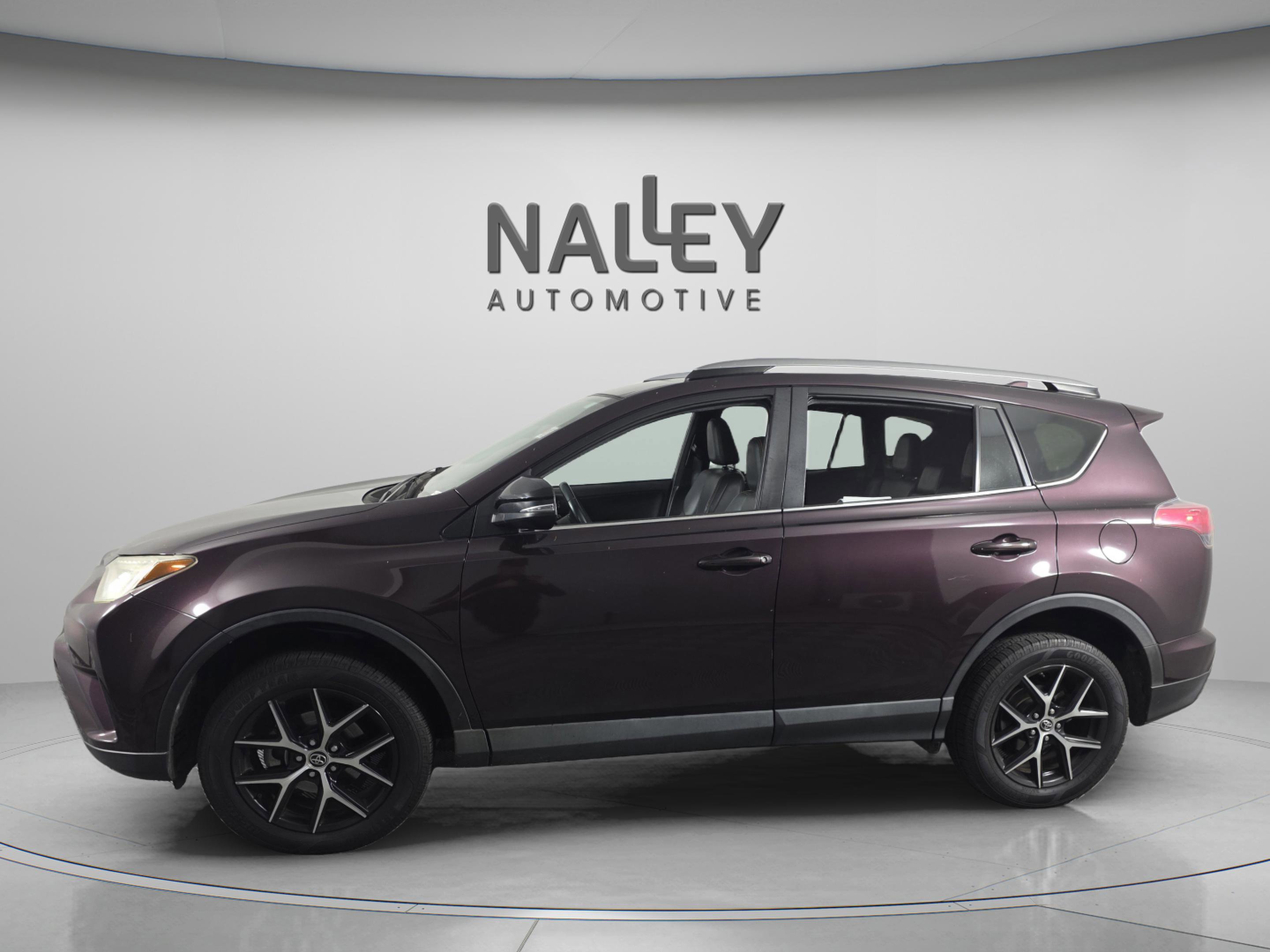 Used 2018 Toyota RAV4 SE image 2