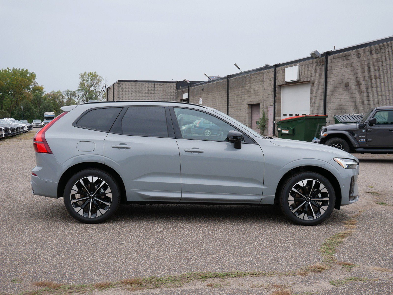 New 2027 Volvo XC60 B5 Plus AWD/4WD image 2