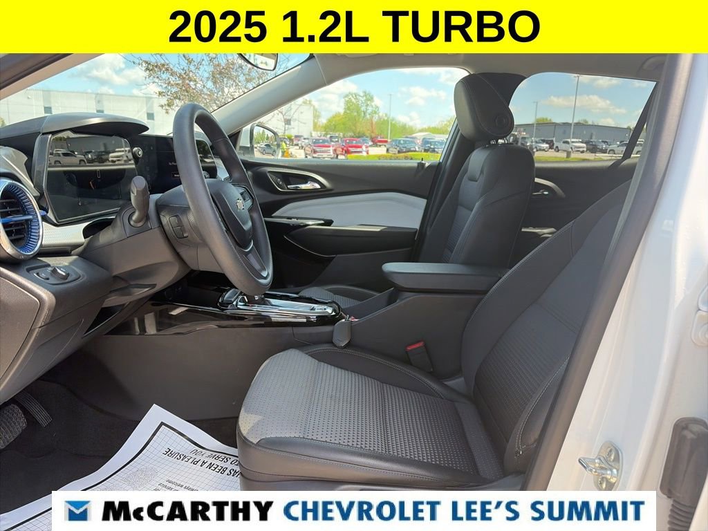 Used 2025 Chevrolet Trax LT FWD image 32