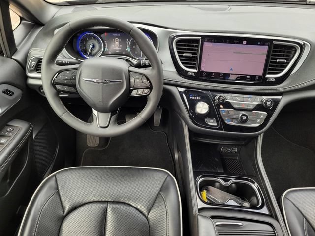 Used 2025 Chrysler Pacifica Limited FWD image 29