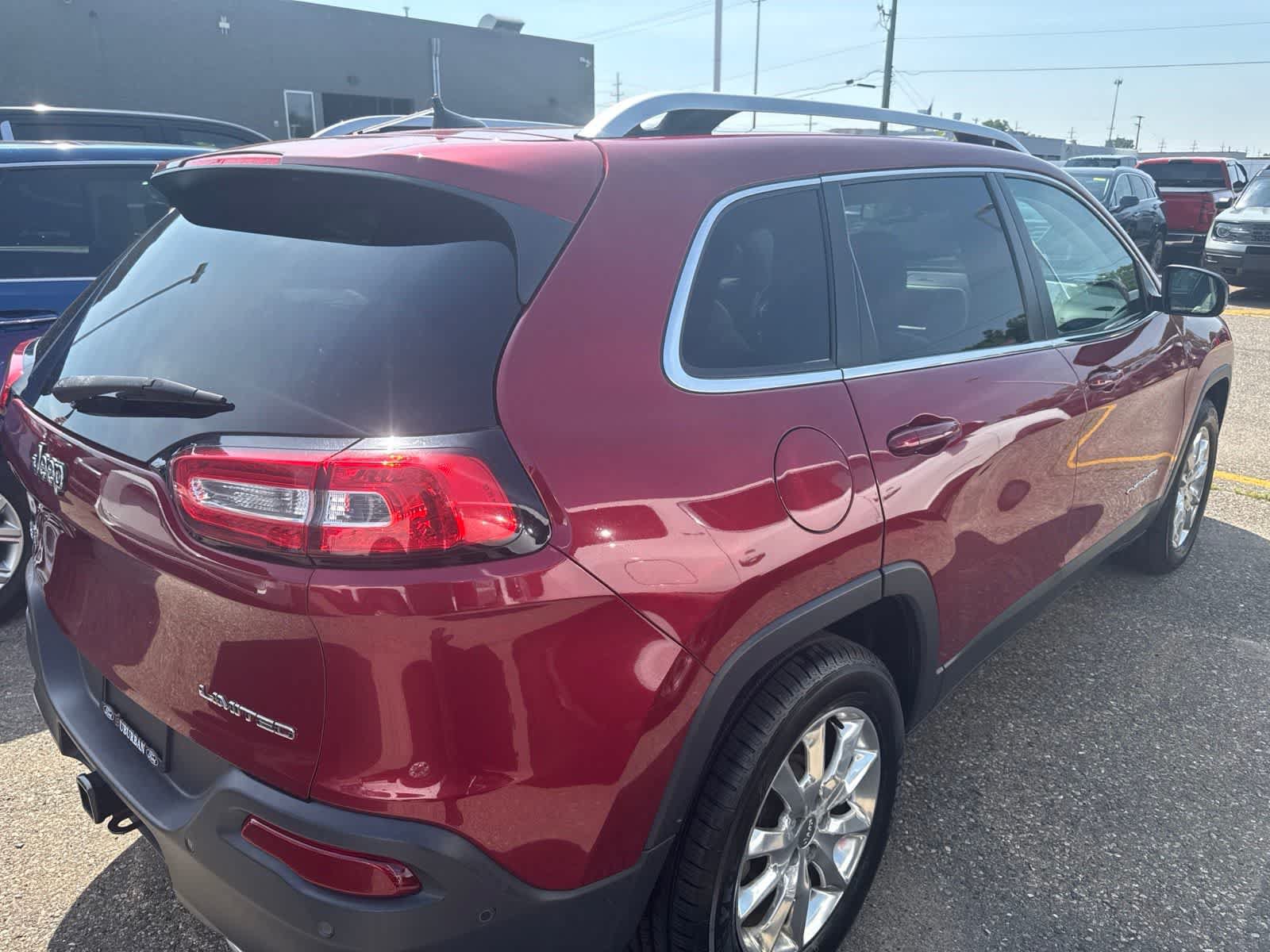 Used 2016 Jeep Cherokee Limited w/ Luxury Group AWD/4WD image 13