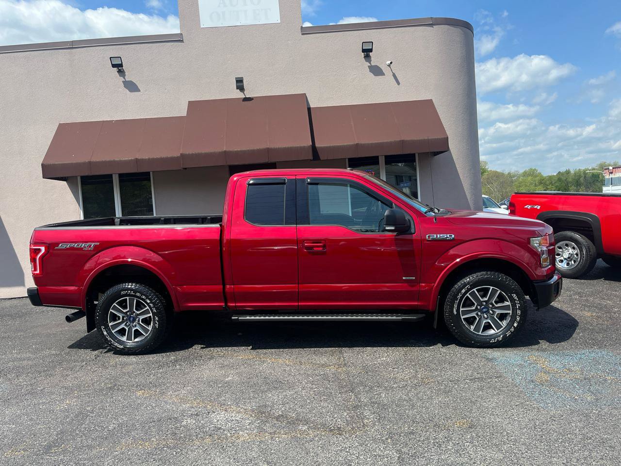 Used 2017 Ford F150 XLT w/ Equipment Group 302A Luxury AWD/4WD image 4
