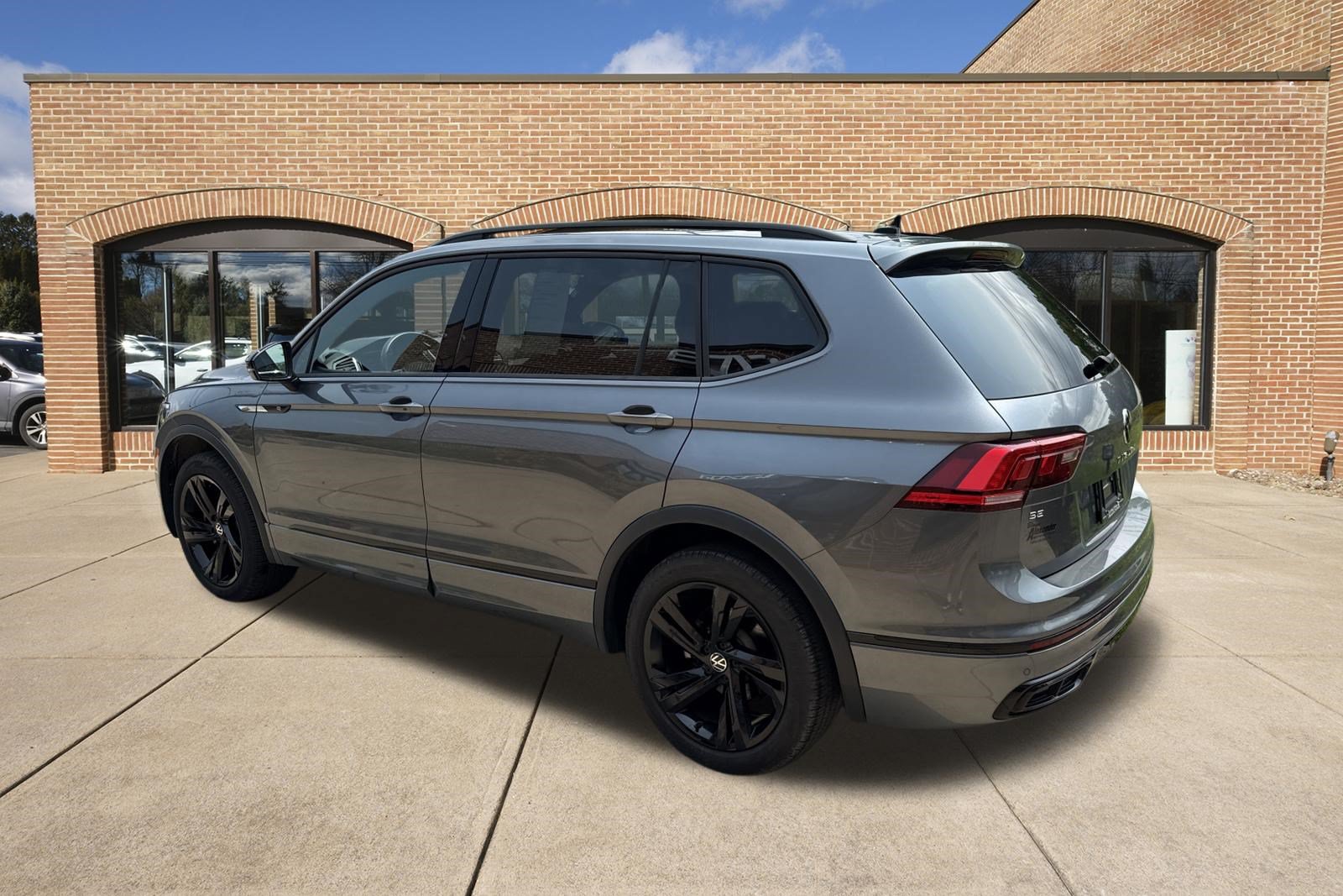 Used 2024 Volkswagen Tiguan SE R-Line AWD/4WD image 6