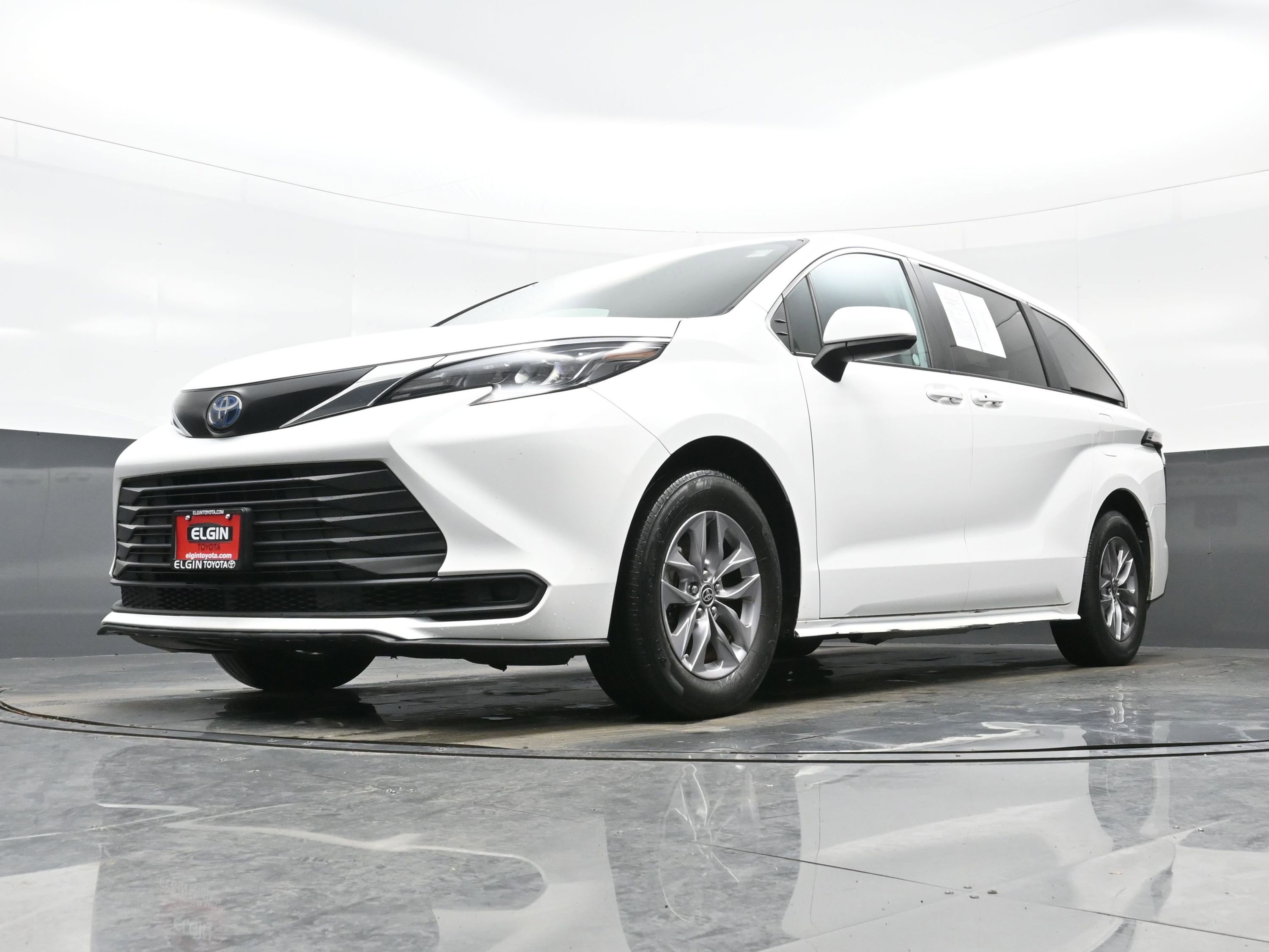 Used 2024 Toyota Sienna LE image 29