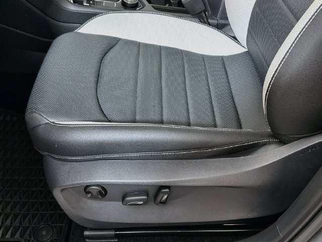 Used 2025 Volkswagen Taos SEL AWD/4WD image 19