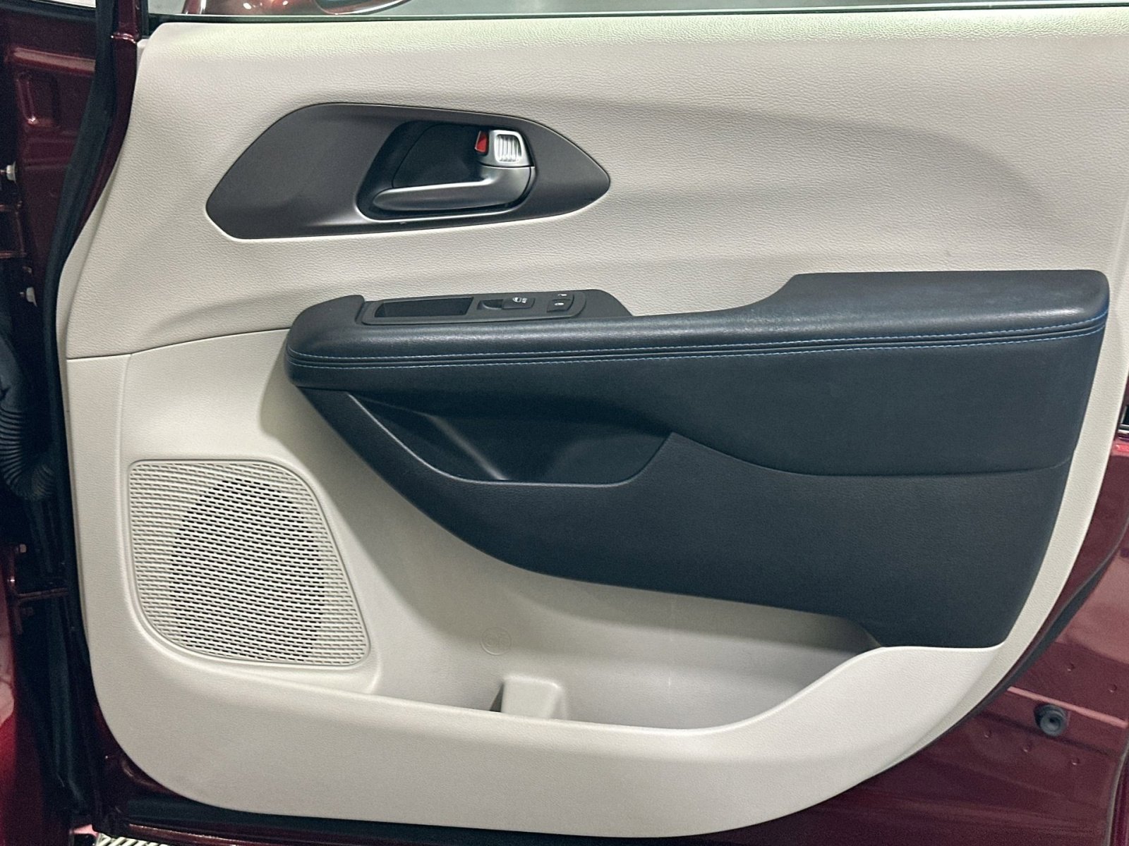 Used 2021 Chrysler Pacifica Touring-L image 39