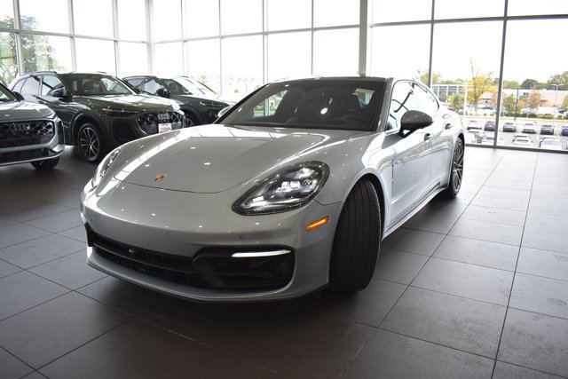Used 2022 Porsche Panamera RWD image 3