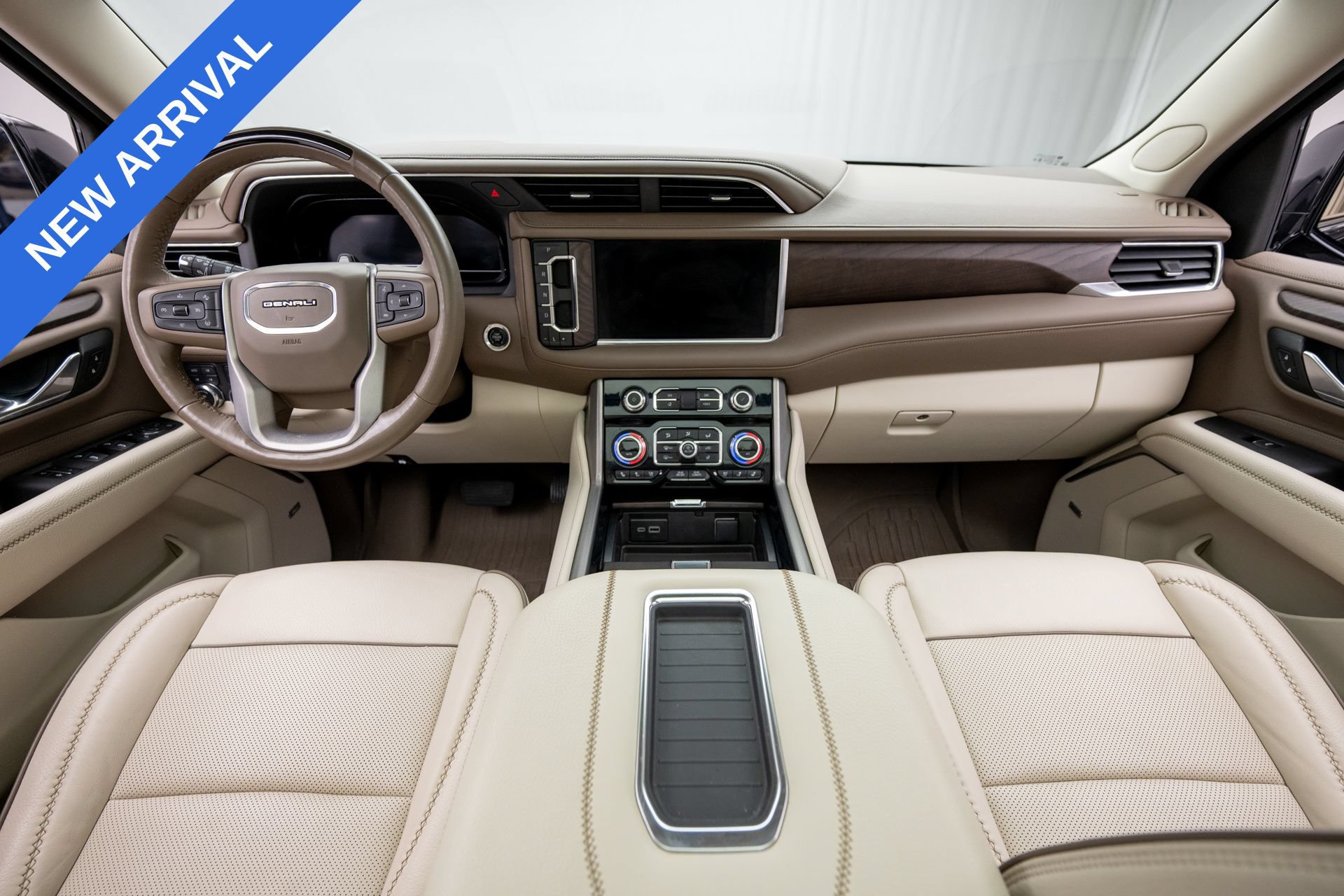 Used 2023 GMC Yukon Denali w/ Advanced Technology Package AWD/4WD image 10