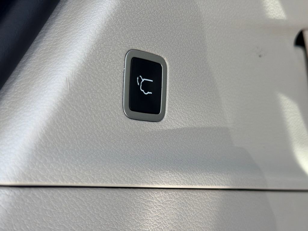 Used 2023 Chrysler Pacifica Touring-L image 9