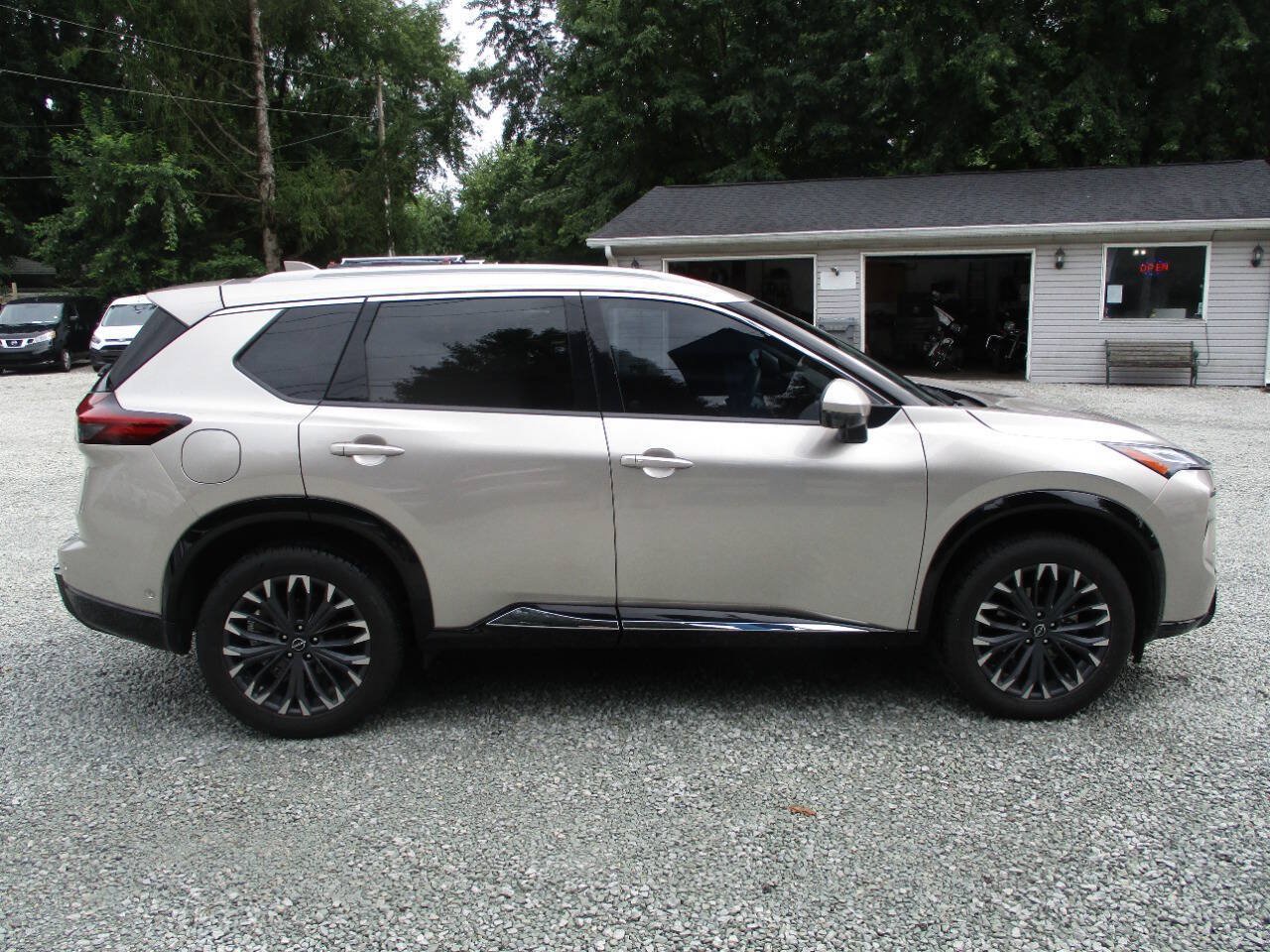 Used 2024 Nissan Rogue Platinum w/ Platinum Premium Package FWD image 6