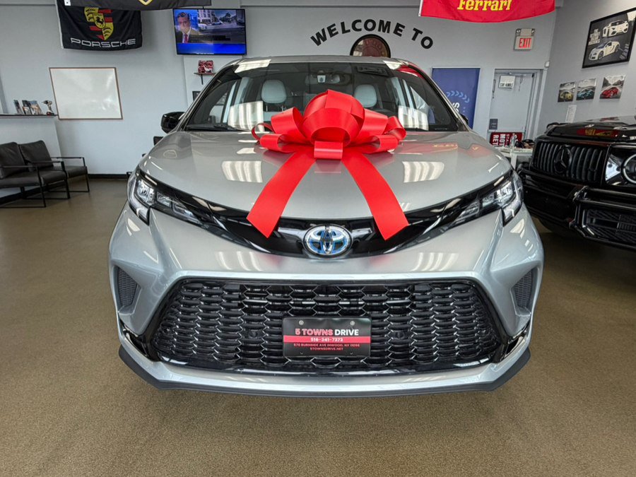 Used 2025 Toyota Sienna XSE FWD image 8