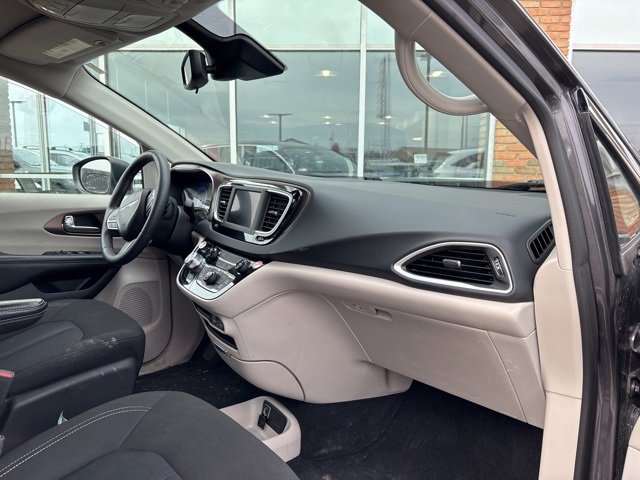Used 2023 Chrysler Voyager LX image 4