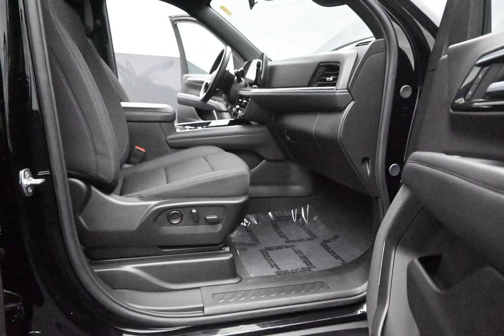 Used 2025 Chevrolet Suburban LS RWD image 17