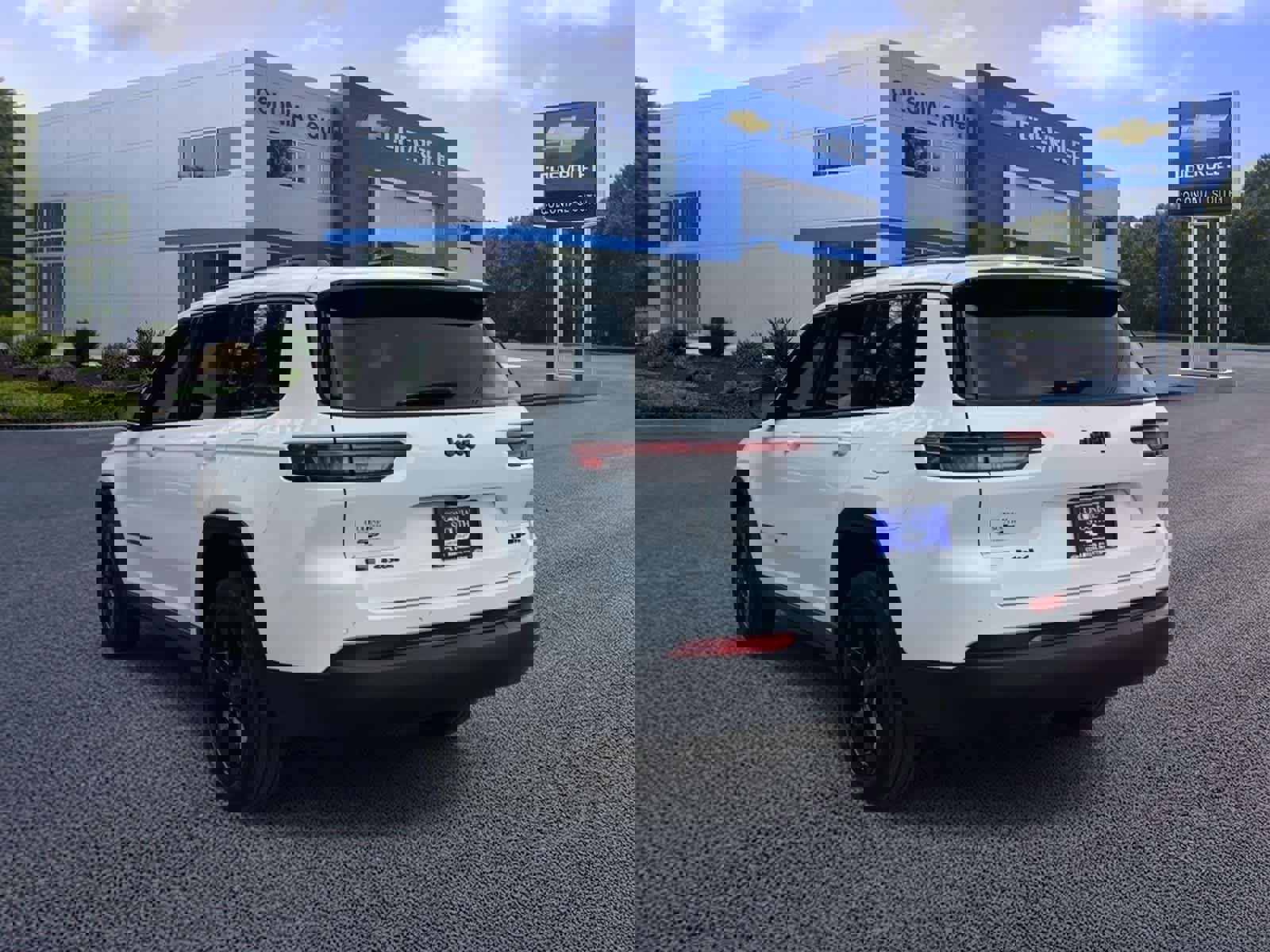 Used 2023 Jeep Grand Cherokee L Limited w/ Luxury Tech Group II image 4