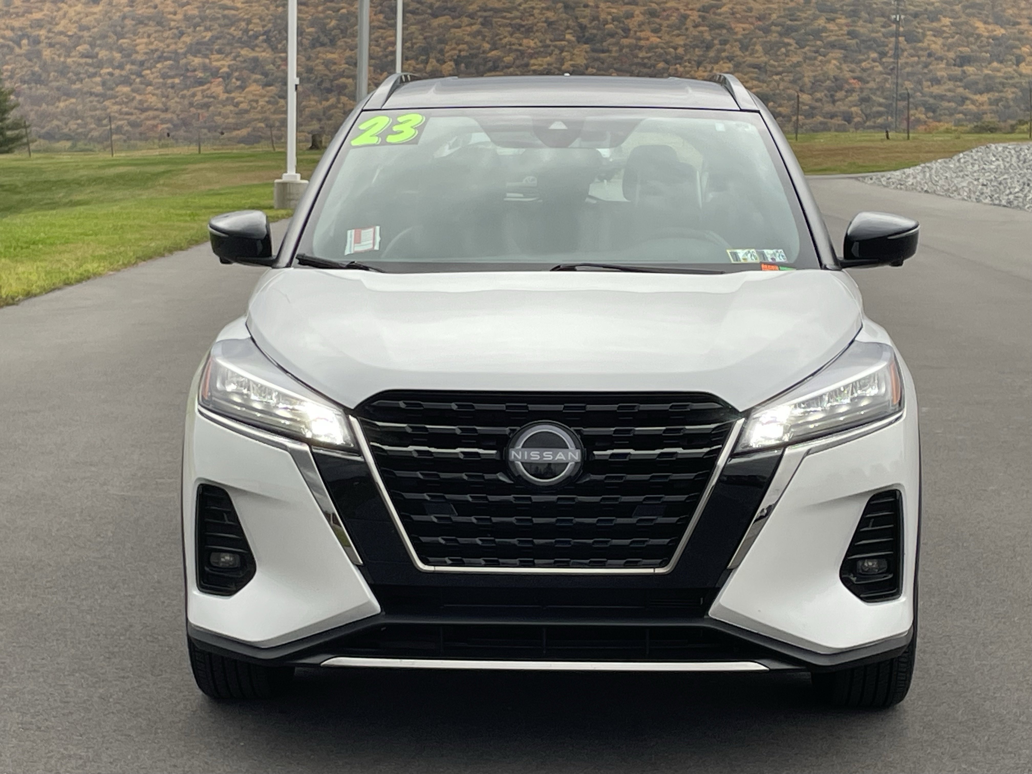 Used 2023 Nissan Kicks SR w/ SR Premium Package image 9