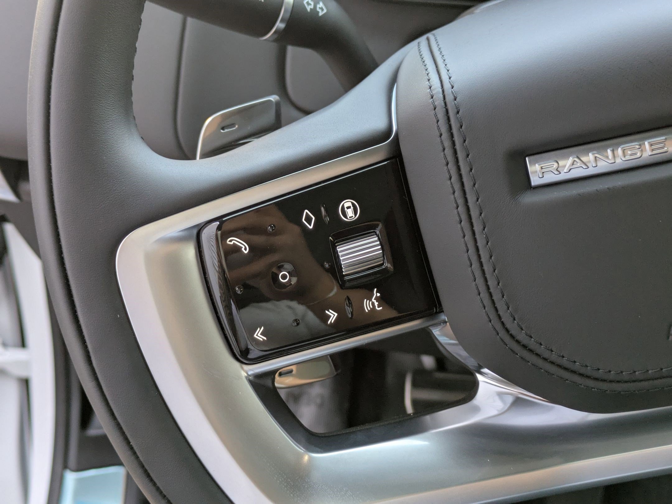 New 2025 Land Rover Range Rover Long Wheelbase SE image 17