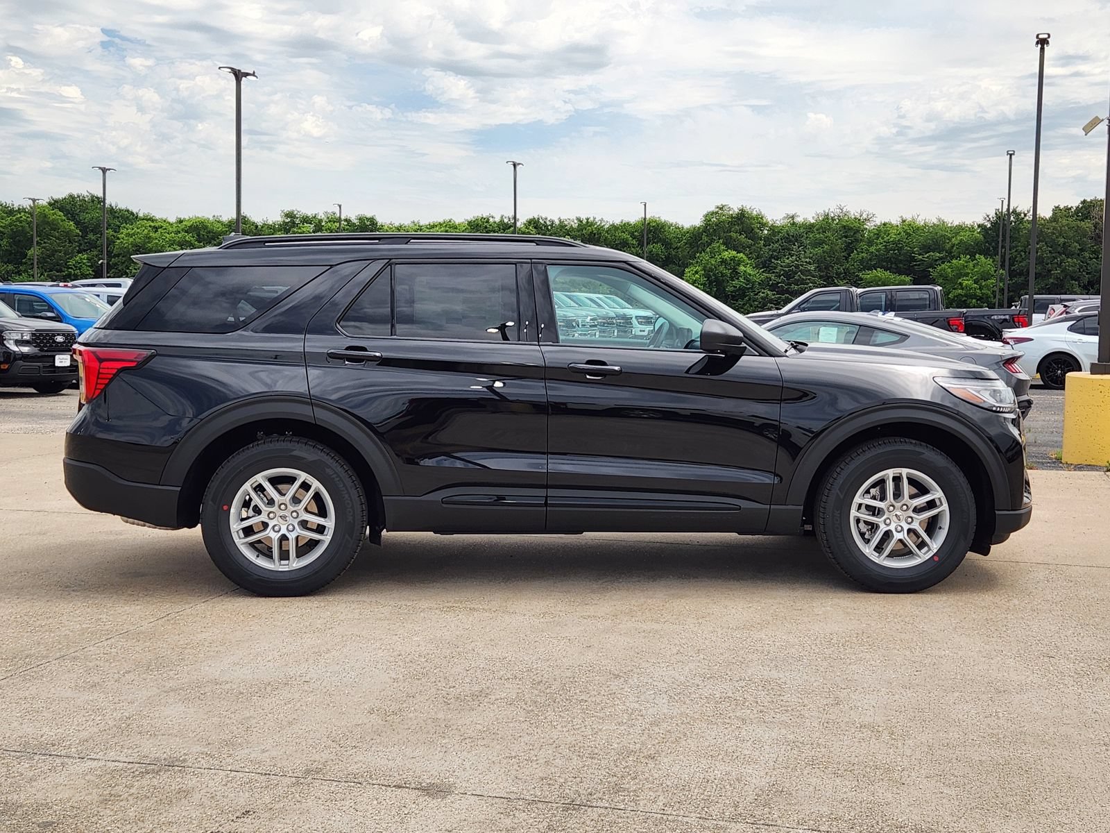 New 2026 Ford Explorer Active w/ Active Comfort Package RWD image 7