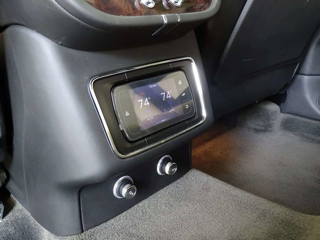 Used 2017 Bentley Bentayga AWD/4WD image 26
