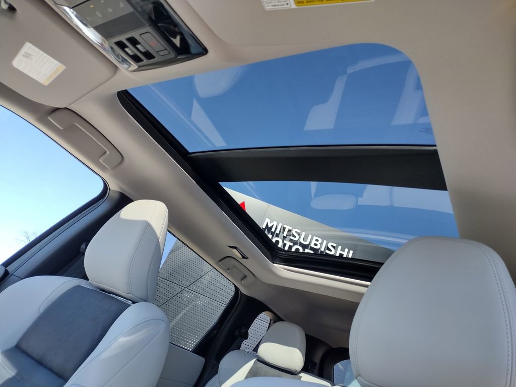 New 2026 Mitsubishi Outlander SE image 3