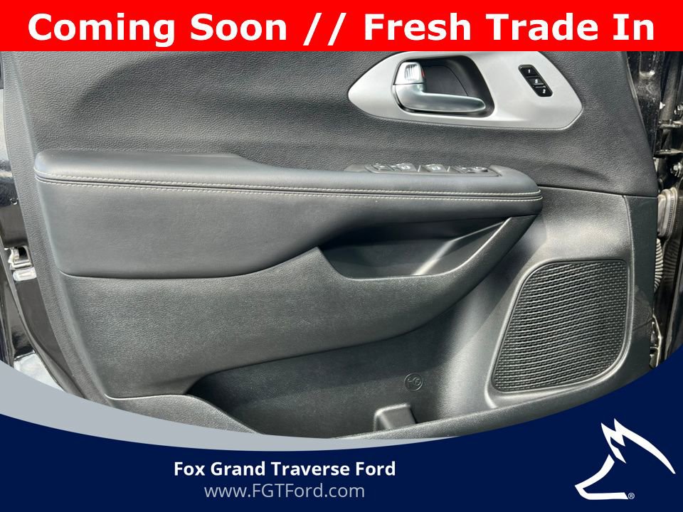 Used 2025 Chrysler Pacifica Limited FWD image 16