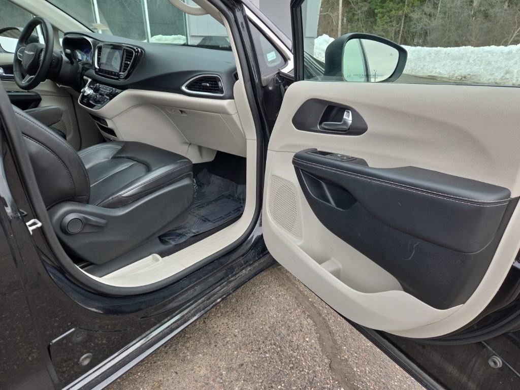 Used 2023 Chrysler Pacifica Touring-L FWD image 38