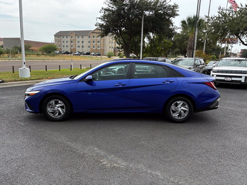 Used 2025 Hyundai Elantra SE FWD image 2