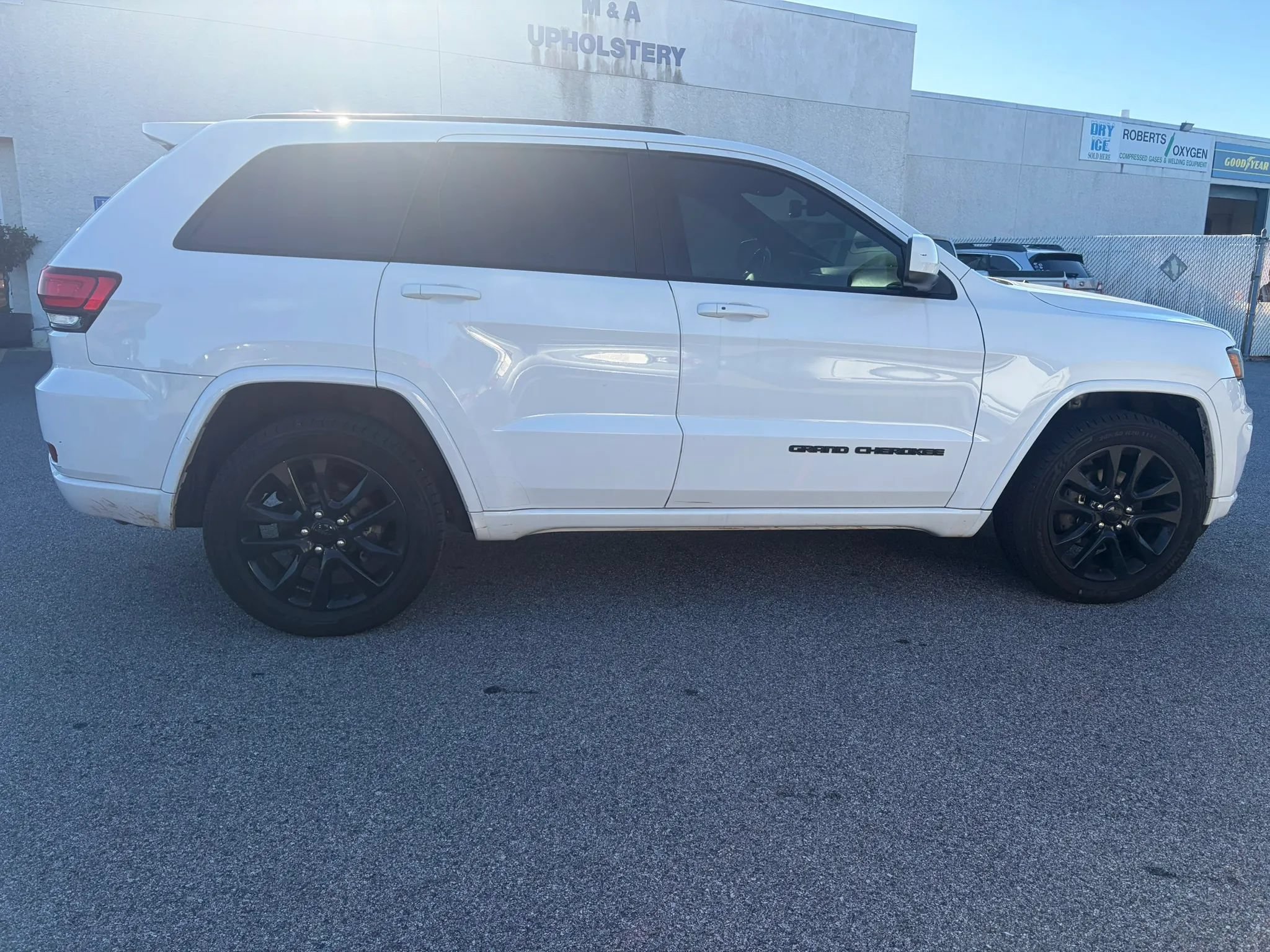 Used 2019 Jeep Grand Cherokee Altitude AWD/4WD image 15
