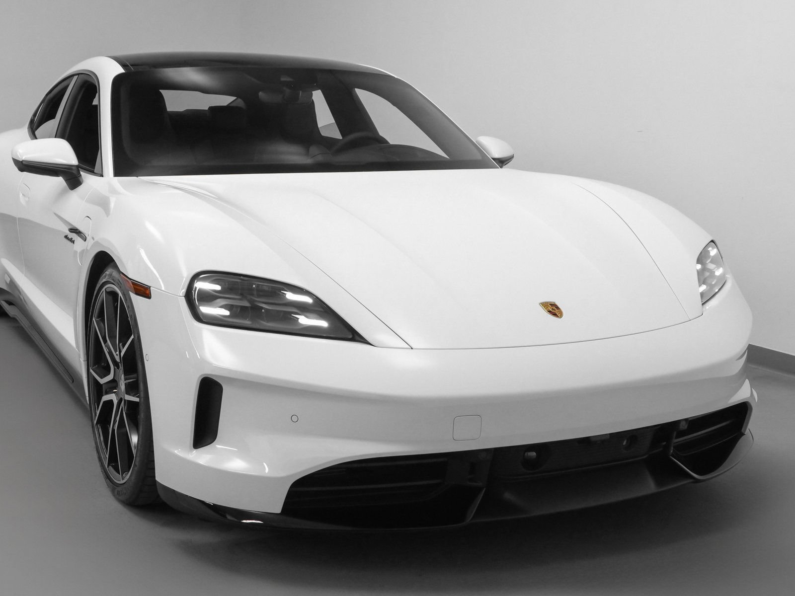 Used 2025 Porsche Taycan 4S AWD/4WD image 9