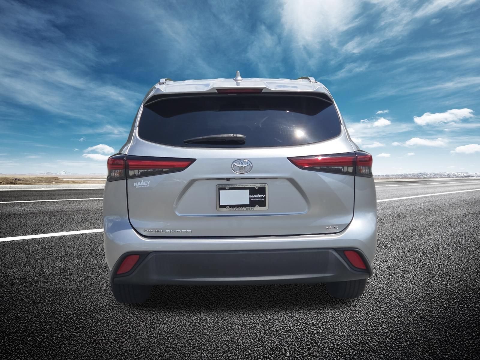 Used 2021 Toyota Highlander XLE FWD image 19